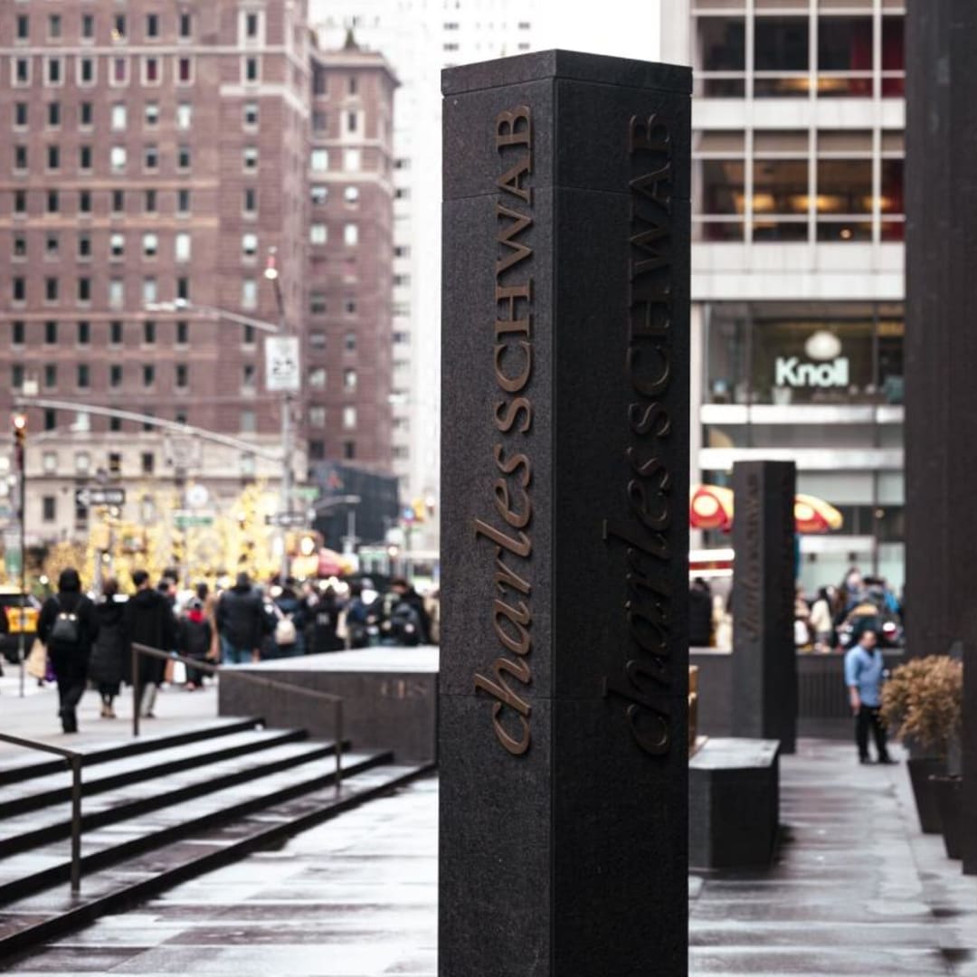 Charles Schwab Raih Pendapatan Tertinggi, Siap Melaju Kuat di 2025