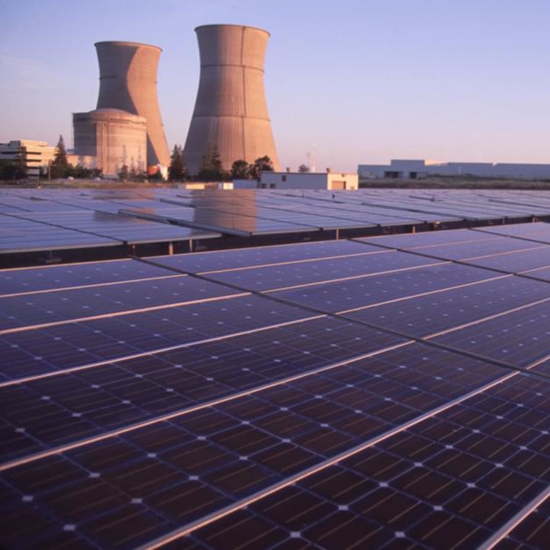 Solar vs Nuklir: Pilihan Terbaik untuk Energi Bersih di Jamaika