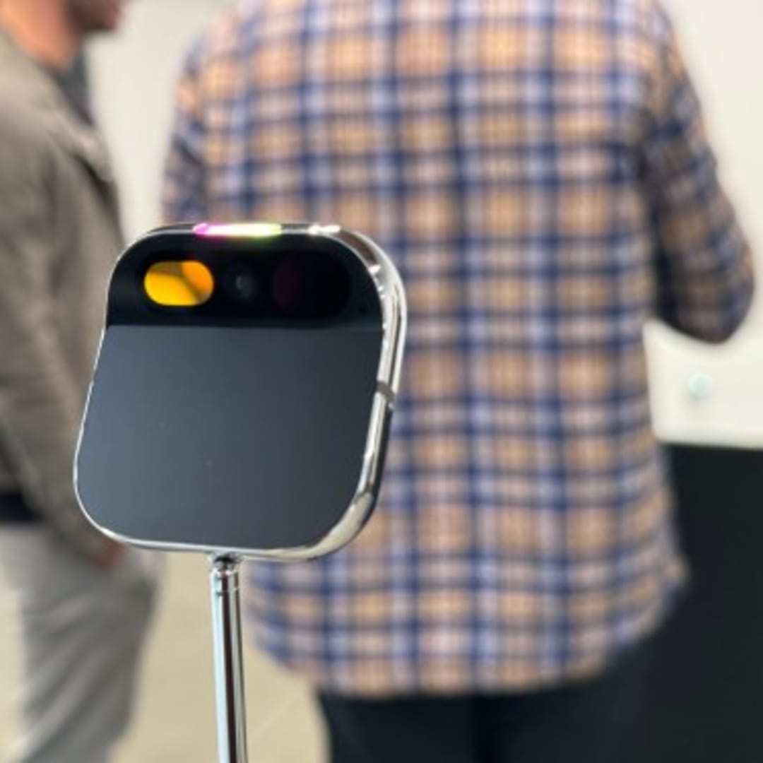 Kisah Panjang AI Pin Humane dan Serbuan Inovasi di Dunia AI Minggu Ini