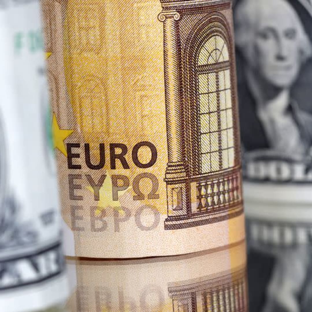 Dolar Menguat di Tengah Ketegangan Dagang AS-Uni Eropa dan Kekhawatiran Ekonomi