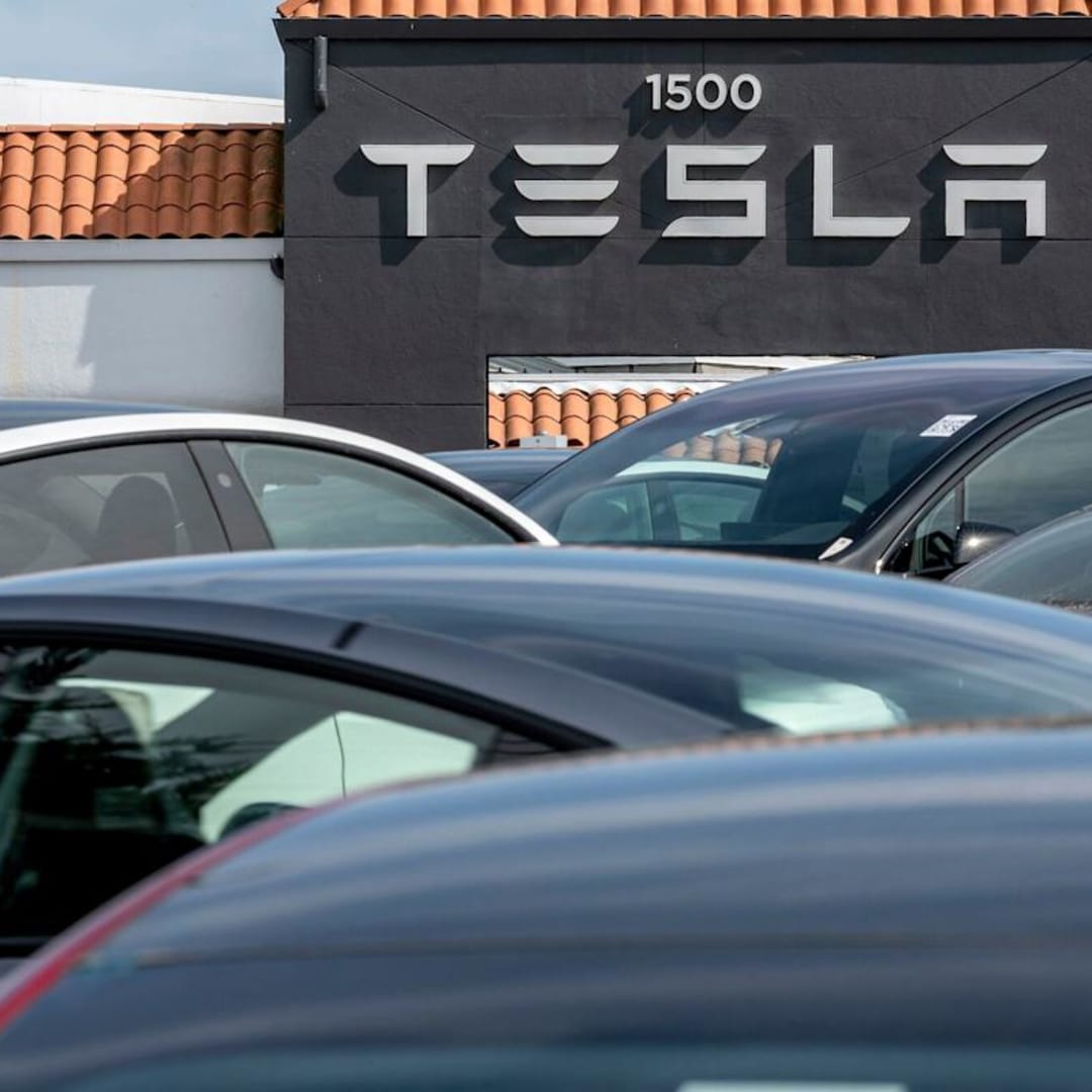 Mengapa Para Penggemar Elon Musk Justru Tambah Borong Saham Tesla Meski Harga Jatuh