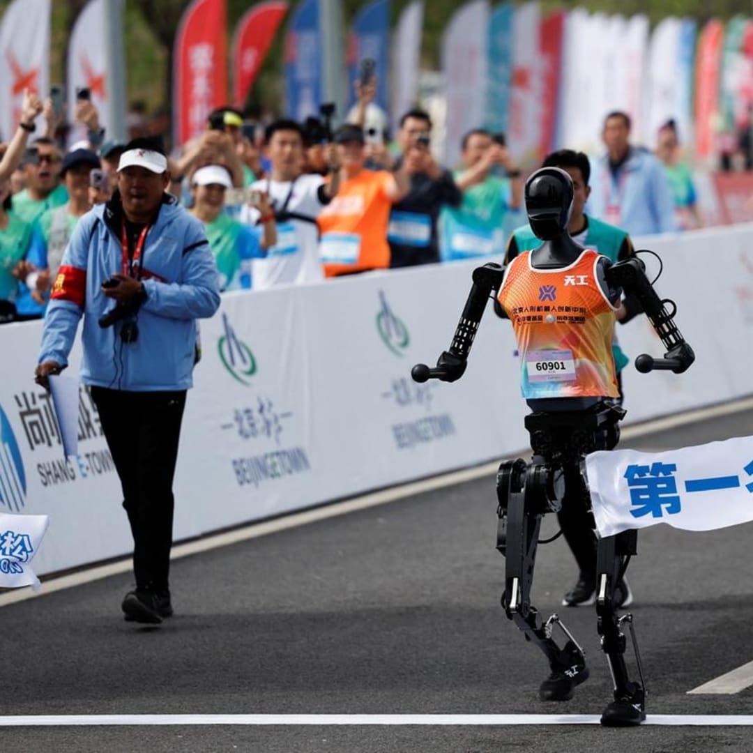 China Gelar Lomba Setengah Maraton Robot Humanoid Pertama di Dunia