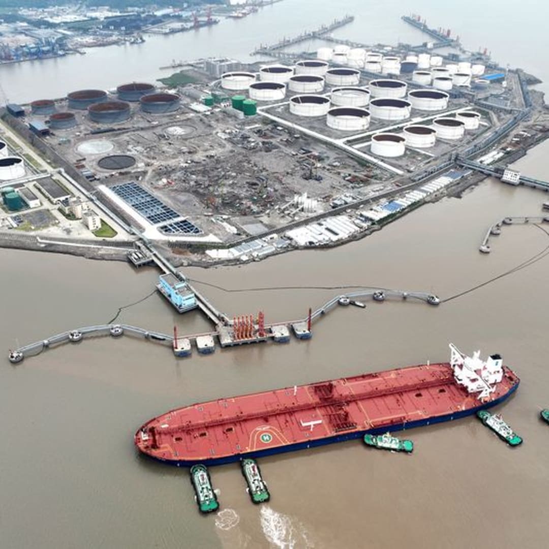 Harga Minyak Turun Tajam, OPEC+ Percepat Produksi Meski Permintaan Tak Pasti