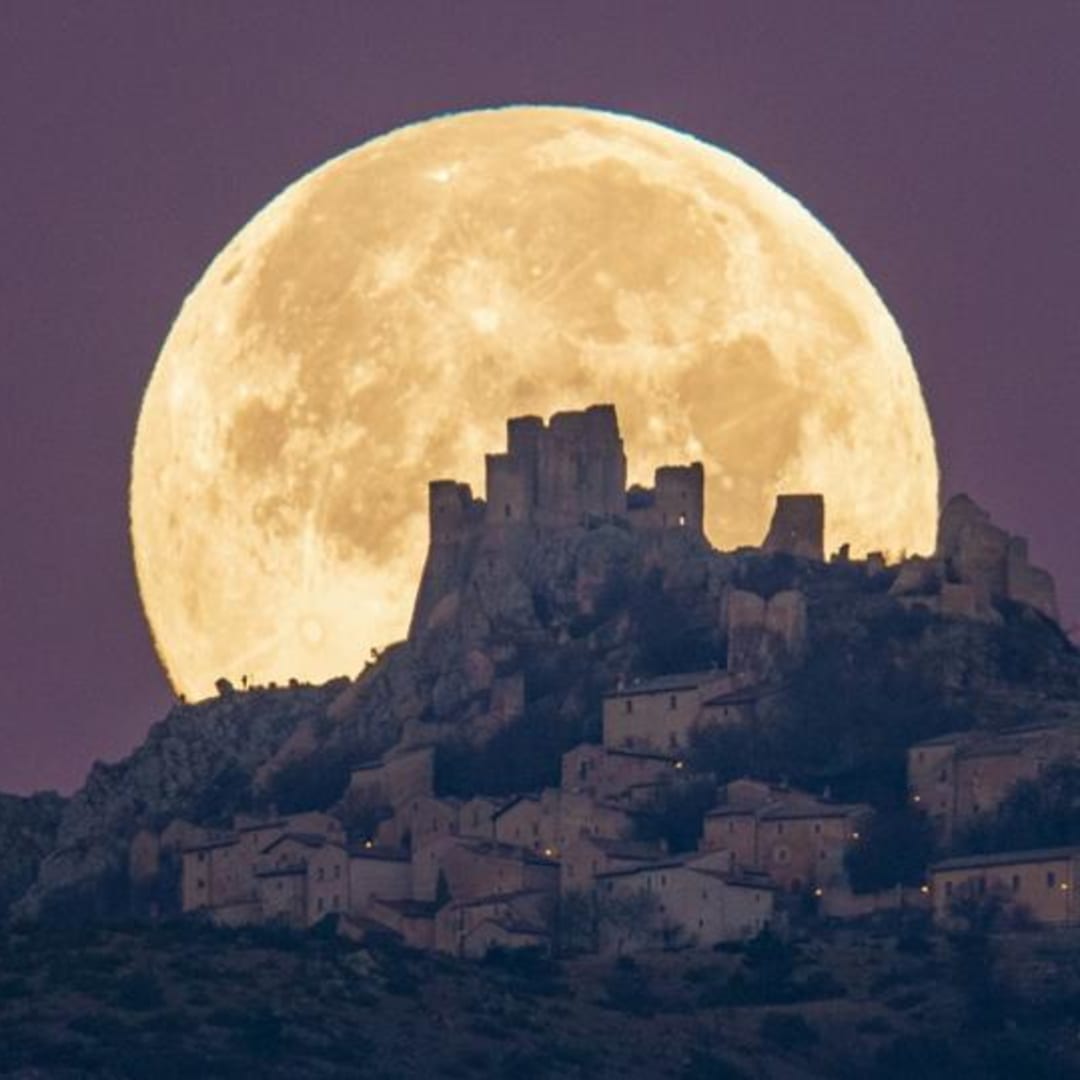 Nikmati dan Abadikan Indahnya Full Flower Moon 12 Mei 2025 dengan Tips Fotografi