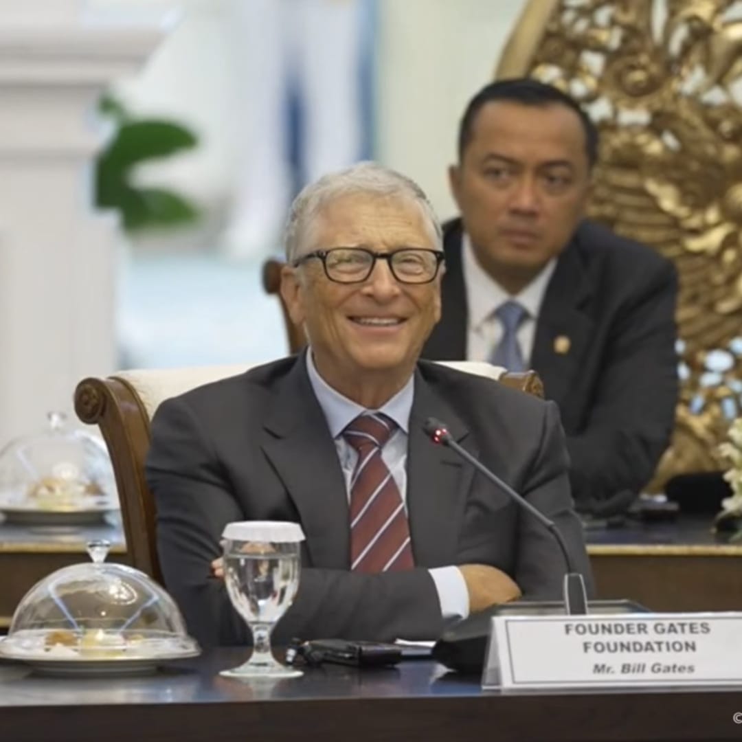 Bill Gates Cicipi Kuliner Singapura dan Umumkan Uji Coba Vaksin TBC di Indonesia