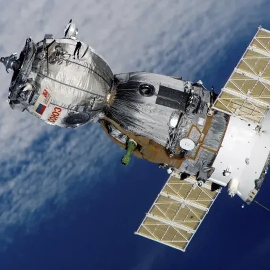Mengapa Satelit Tidak Jatuh? Rahasia Kecepatan dan Orbit Bumi