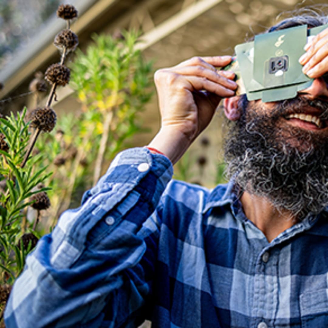 Manu Prakash dan Foldscope: Menyatukan Rasa Penasaran dan Ilmu untuk Semua