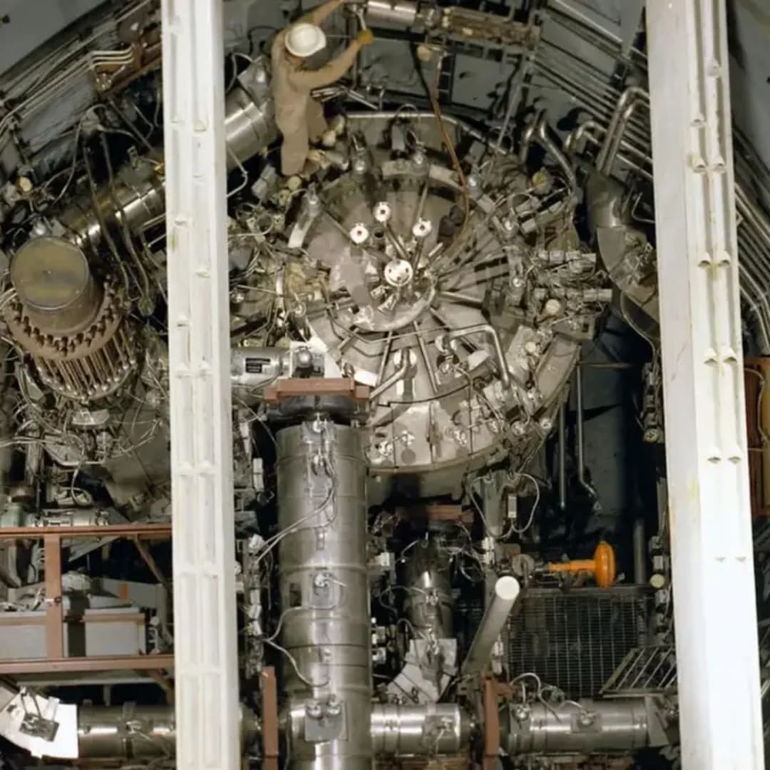 AI Mempercepat Simulasi Lithium Chloride Cair untuk Reaktor Nuklir Modern