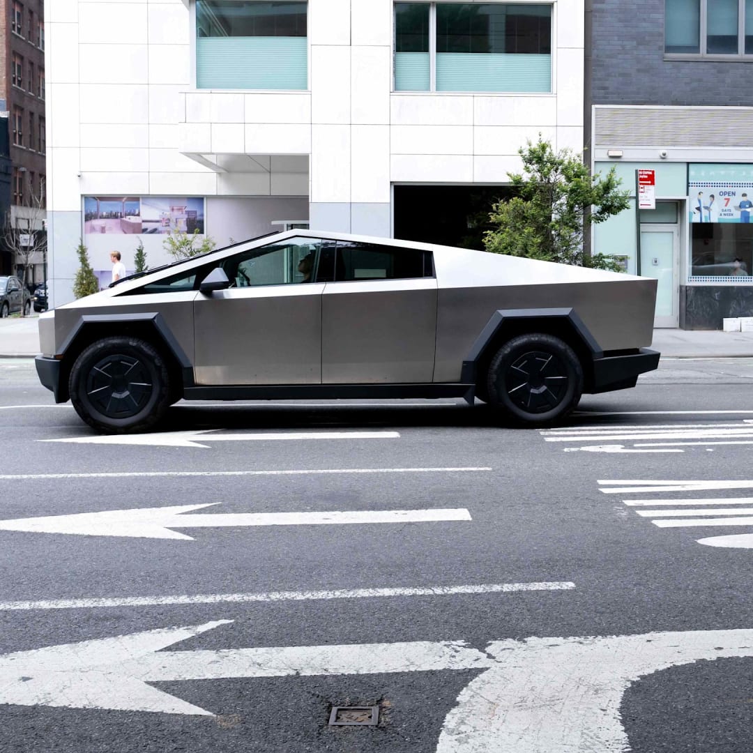 Saham Tesla Melonjak Setelah Isyarat Penurunan Suku Bunga Fed