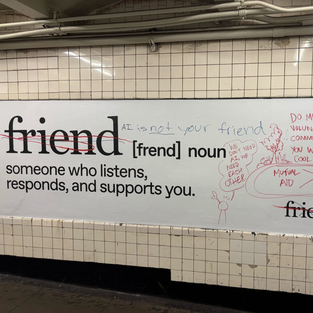 Friend.com: AI Wearable yang Bikin Heboh dan Kontroversi di Subway New York