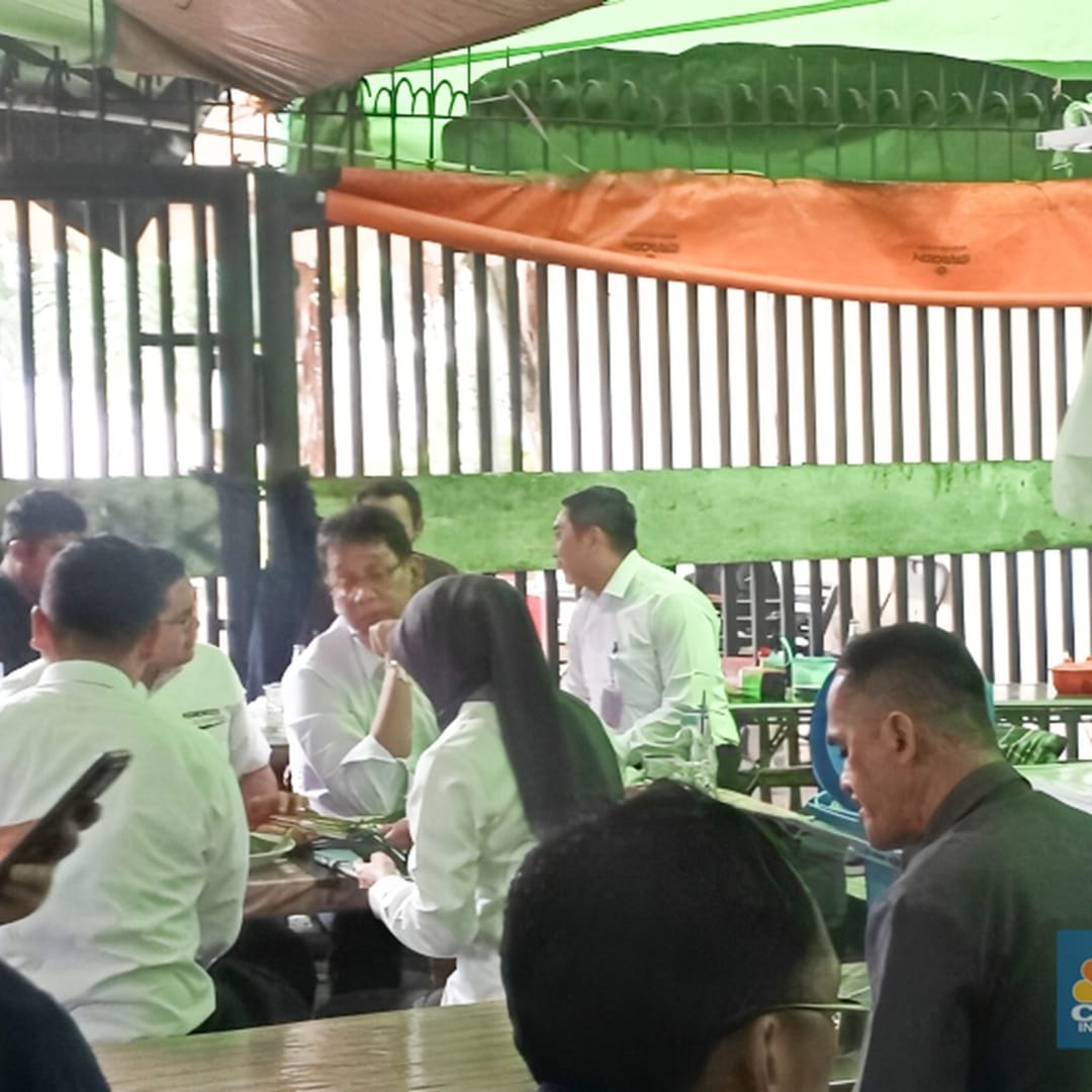 Menteri Keuangan Makan di Warung Kaki Lima Usai Rapat Penting, Bukti Kepemimpinan Merakyat