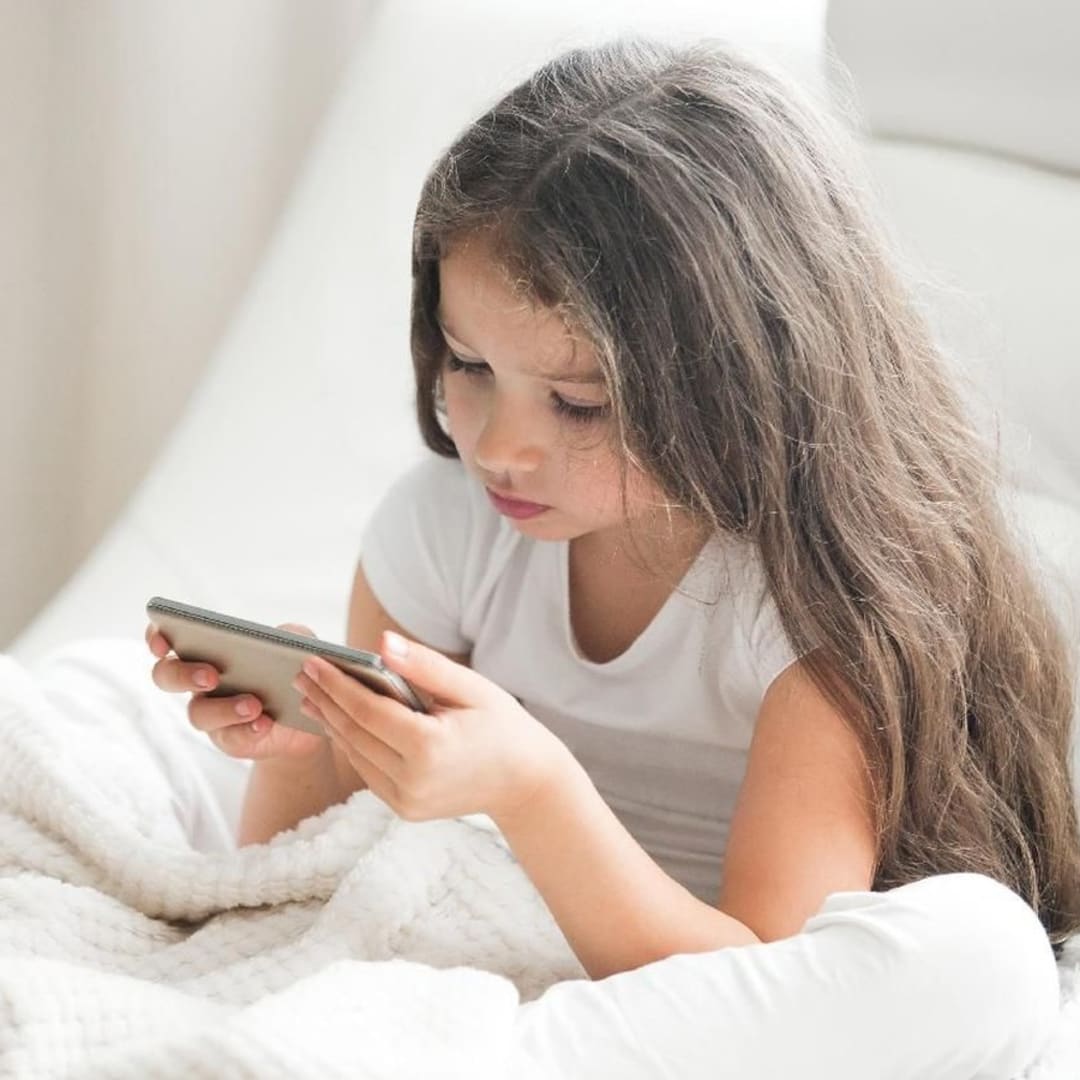 Kapan Anak Boleh Punya HP? Survei Ungkap Pandangan dan Kekhawatiran Orang Tua