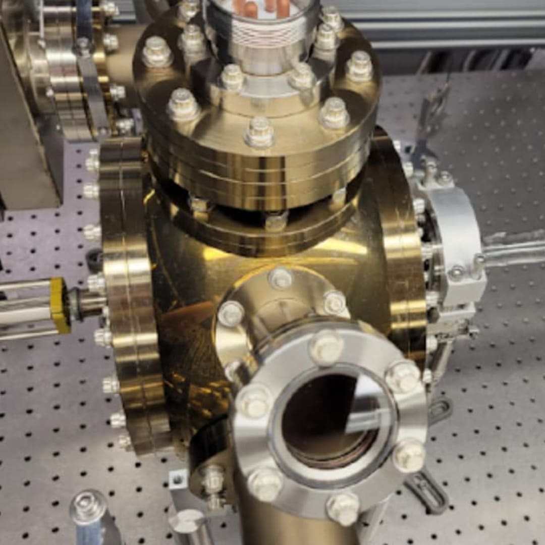 Peneliti UIUC Ciptakan Terobosan Komunikasi Kuantum Berbasis Atom Ytterbium