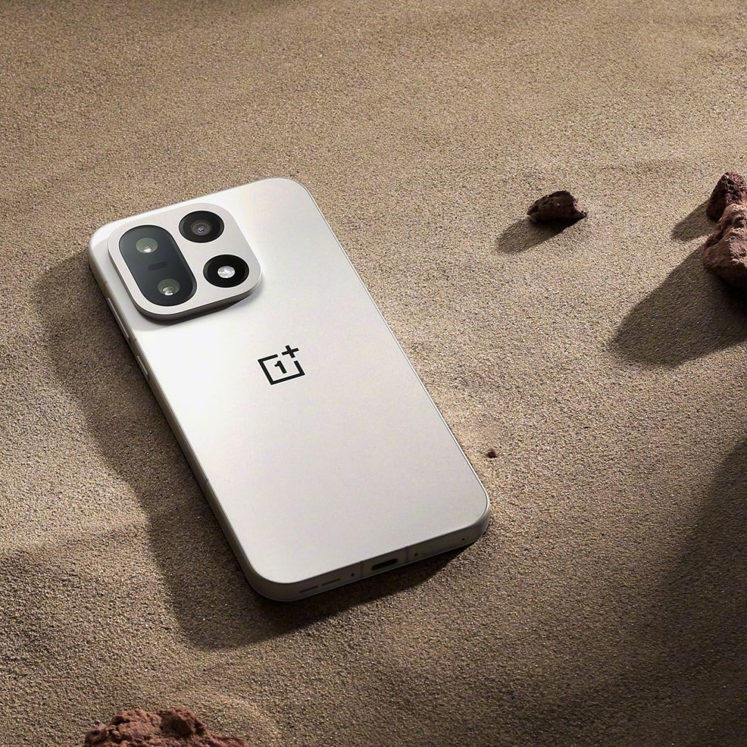 OnePlus 15 Resmi Meluncur dengan Baterai Besar dan Layar Super Cepat