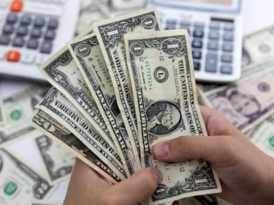 Dolar Melemah Karena Ketidakpastian Tarif Trump dan Prospek Suku Bunga