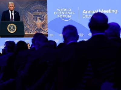 Harga Emas Naik karena Ancaman Tarif Trump dan Tekanan Pemangkasan Suku Bunga