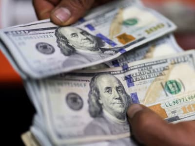 Dolar Stabil Menanti Keputusan Suku Bunga Fed di Tengah Ketidakpastian Tarif