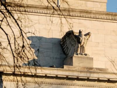 Fed Tahan Suku Bunga Sambil Tunggu Dampak Kebijakan Trump Terhadap Inflasi