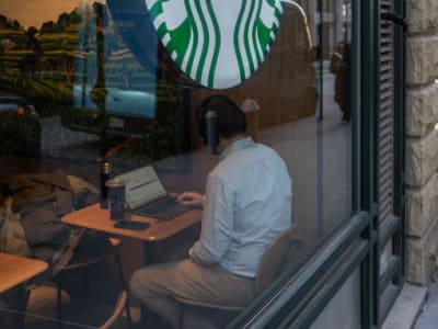 Starbucks Batasi Akses Toko Hanya Untuk Pelanggan Demi Keamanan dan Kenyamanan