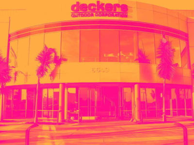 Penurunan Saham Deckers: Apakah Ini Kesempatan Investasi Menarik?