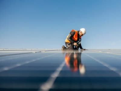 Meta dan Perusahaan Teknologi Memilih Energi Surya untuk Dukung Data AI Mereka