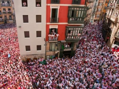 Kerumunan Festival San Fermín Membentuk Pola Vortex Berputar yang Unik
