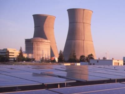 Solar vs Nuklir: Pilihan Terbaik untuk Energi Bersih di Jamaika
