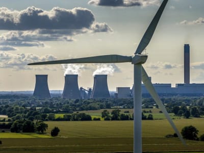 Perbandingan Biaya dan Tantangan Tenaga Nuklir vs Energi Terbarukan Global