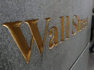Ancaman Tarif Baru Trump dan Sikap Hati-hati Fed Picu Turunnya Pasar Saham AS