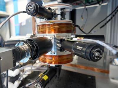 Koneksi Serat Optik Baru Tingkatkan Presisi Eksperimen Antimateri CERN
