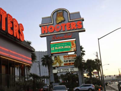 Hooters Bersiap Ajukan Kebangkrutan untuk Atasi Masalah Utang Besar