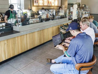 Starbucks Berusaha Kembali Jadi Tempat Nongkrong Sambil Kejar Waktu Drive-Thru
