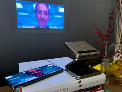 Aurzen Zip: Proyektor Tri-Fold Portabel untuk Hiburan Mudah tapi Ada Kendala Streaming