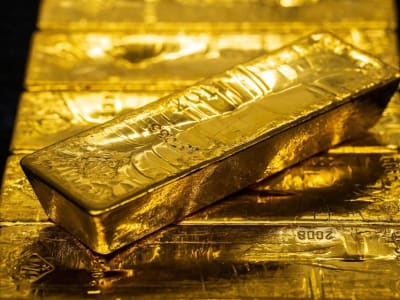 Harga Emas Turun Akibat Penguatan Dolar dan Kekhawatiran Tarif Trump 2025
