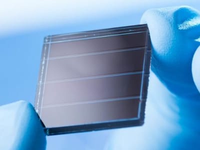 Terobosan Nanopartikel AlO₃ Tingkatkan Daya Tahan Panel Surya Perovskite
