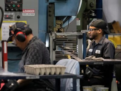 Manufaktur Kanada Kontraksi Terimbas Ketidakpastian Tarif Amerika Serikat