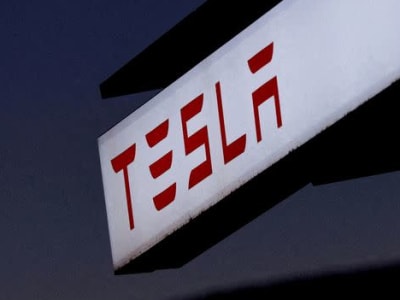 Ketua Dewan Tesla Jual Saham Jutaan Dolar Ditengah Kontroversi Gaji Berlebihan