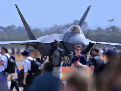China Gunakan Tenun Kuno untuk Solusi Canggih Material Pesawat Siluman