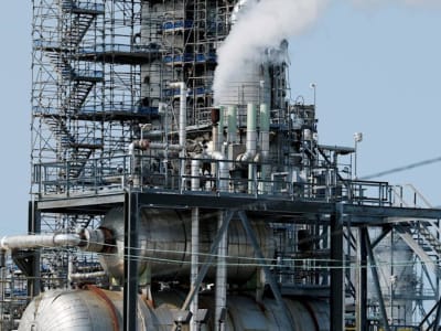 Harga Minyak Jatuh Terendah 3 Tahun Akibat Perang Dagang dan Pasokan Melimpah