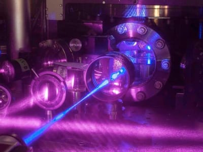 Mengungkap Interaksi Gravitasi dan Kuantum Melalui Jam Atom Paling Presisi