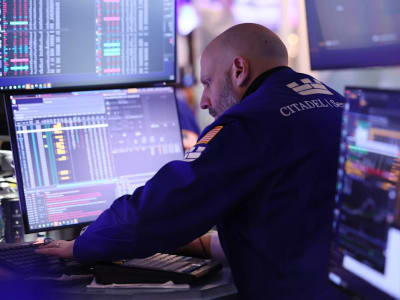 Pasar Saham AS Turun Tajam Akibat Kekhawatiran Inflasi dan Perang Dagang