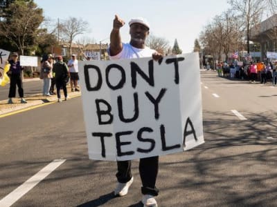 Trump Beli Mobil Tesla Baru untuk Dukung Elon Musk Saat Saham Tertekan
