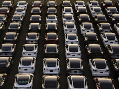 Trump Beli Tesla Dukung Elon Musk Saat Saham Perusahaan Turun Tajam