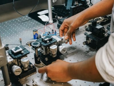 Perangkat Quantum Nano yang Meniru Neuron untuk Komputasi dan Penginderaan Canggih