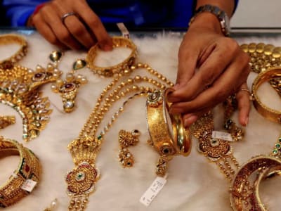 Emas Mencapai Rekor Baru Didukung Ketegangan Politik dan Harapan Pemotongan Suku Bunga