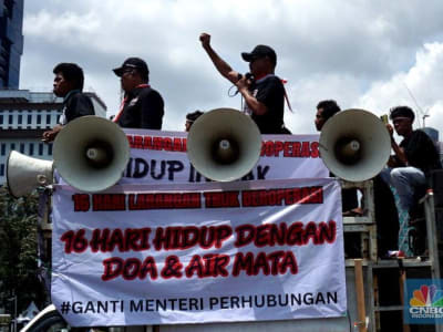 Demonstrasi Sopir Truk Tolak Larangan Operasi Tol Selama Mudik 2025