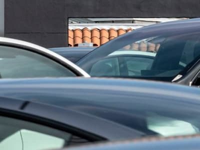 Mengapa Para Penggemar Elon Musk Justru Tambah Borong Saham Tesla Meski Harga Jatuh