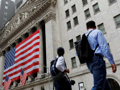 Investor AS Tarik Dana Besar-besaran Menyusul Ketidakpastian Kebijakan Fed dan Tarif