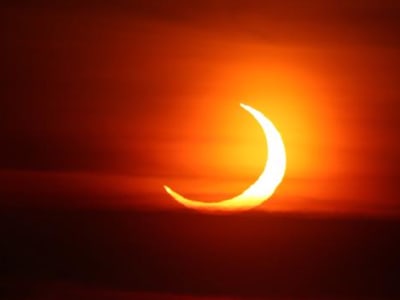 Gerhana Matahari Sebagian Langka Muncul Saat Matahari Terbit 2025