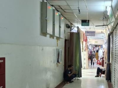 Pasar Tanah Abang Ramai dan Sepi Bergantian Jelang Lebaran 2025